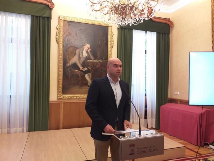 El portavoz de la Junta de Gobierno local, Jesús Martínez Salvador (Foro), en rueda de prensa en el Consistorio gijonés.