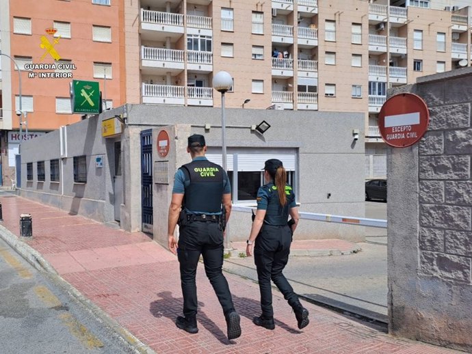 Archivo - Imagen de archivo de agentes de la Guardia Civil en Torrevieja (Alicante).