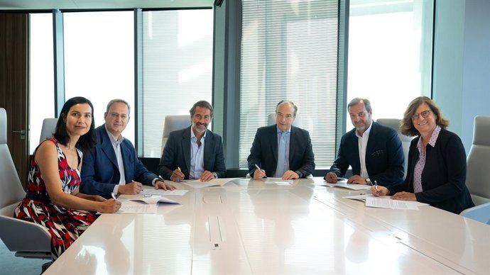 Archivo - Firma del acuerdo de la iniciativa Nodo Talento impulsada por la CEOE, la Fundación Telefónica, KPMG, LinkedIn, Microsoft y Universia