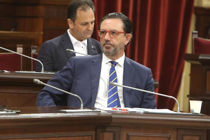 El conseller de Empresa, Empleo y Energía, Alejandro Sáenz de San Pedro, durante una sesión de control en el Parlament balear.