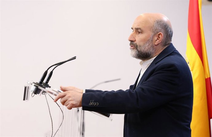 Archivo - El diputado del BNG en el Congreso, Néstor Rego, interviene durante una rueda de prensa anterior a la reunión de la Junta de Portavoces, en el Congreso de los Diputados, a 28 de marzo de 2023, en Madrid (España).