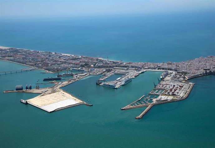 Archivo - Vista aérea del Puerto de Cádiz