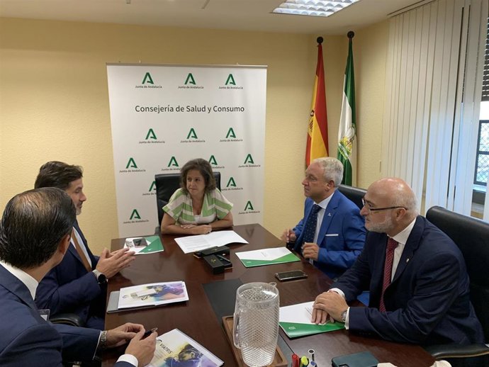 Salud y Viatris colaboran en promover mejoras médicas y la humanización de los centros sanitarios andaluces