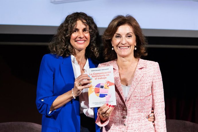 Marta Delgado Urdanibia y Mar Madrid Caballero, en el acto de presentación de su libro 'La Comunicación NoViolenta en el trabajo'.
