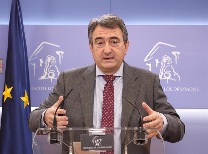 Archivo - El portavoz del PNV en el Congreso de los Diputados, Aitor Esteban, interviene en una rueda anterior a una Junta de Portavoces, en el Congreso de los Diputados, a 22 de febrero de 2022, en Madrid (España).