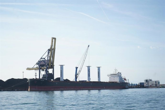 Buque granelero equipado con el sistema 'Rotor Sails' atracado en el Port de Tarragona