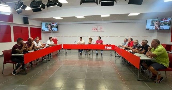 Reunión entre el PSOE y el sector de la coquina de Huelva.