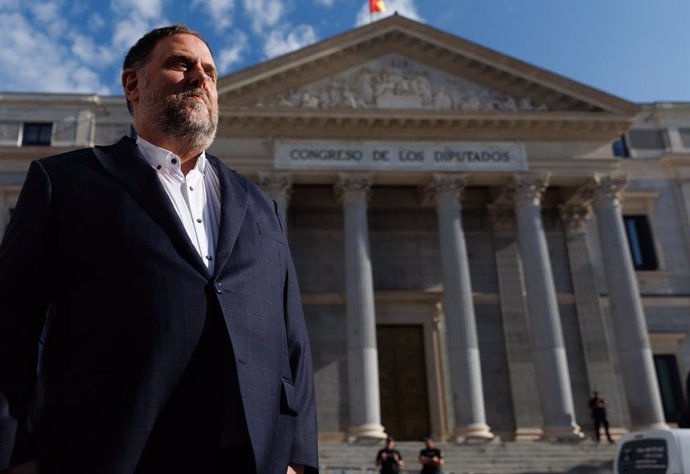 El líder de ERC, Oriol Junqueras, a su llegada al Congreso de los Diputados para presenciar la sesión plenaria en la se aprueba el uso de las lenguas cooficiales, una sesión plenaria, en el Congreso de los Diputados, a 19 de septiembre de 2023, en Madri