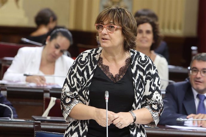 La consellera de Presidencia y Administraciones Públicas, Antnia Estarellas durante una sesión de control en el Parlament balear.