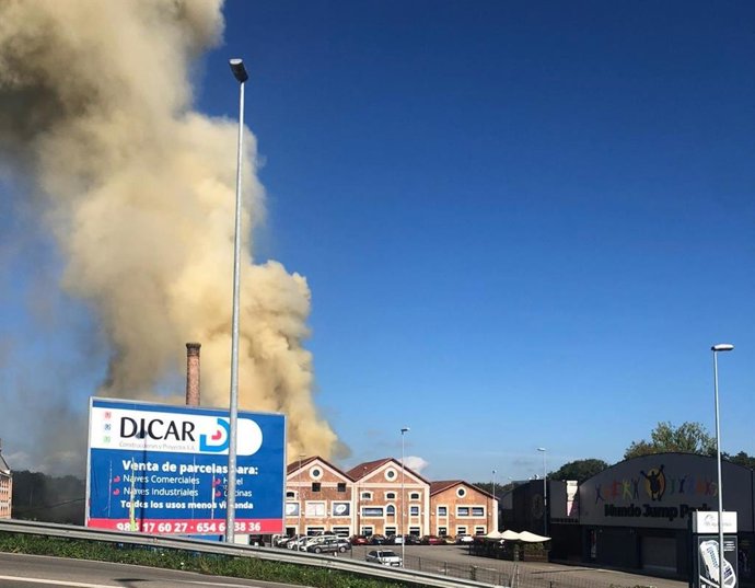 Incendio declarado en unas naves en el Polígono Águila del Nora, en Colloto (Siero)