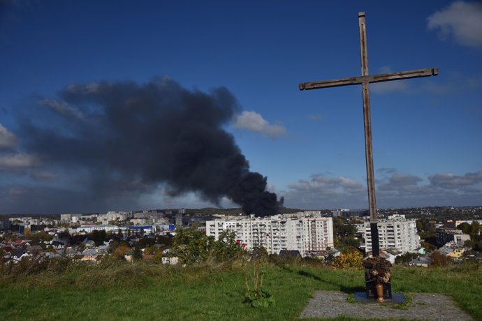 Archivo - 10 October 2022, Ukraine, Lviv: Smoke rises above the buildings after the Russian missile attack on the critical infrastructure of Lviv. Photo: Pavlo Palamarchuk/SOPA Images via ZUMA Press Wire/dpa