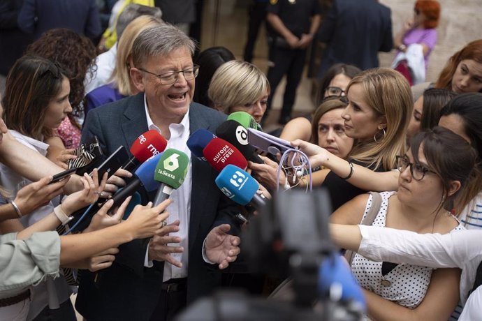 El secretario del PSPV, Ximo Puig, ofrece declaraciones a los medios tras una concentración y minuto de silencio para condenar los dos últimos asesinatos por violencia machista ocurridos en la Comunidad Valenciana, en Les Corts Valencianas