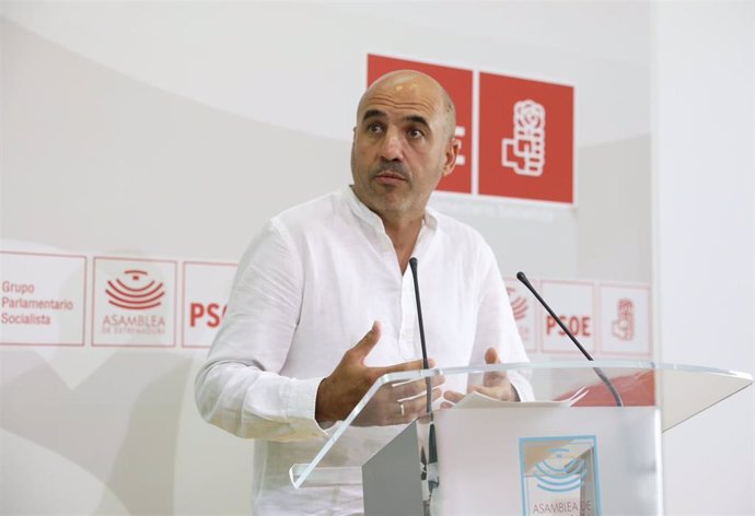 El portavoz adjunto del Grupo Parlamentario Socialista, Juan Ramón Ferreira, en rueda de prensa