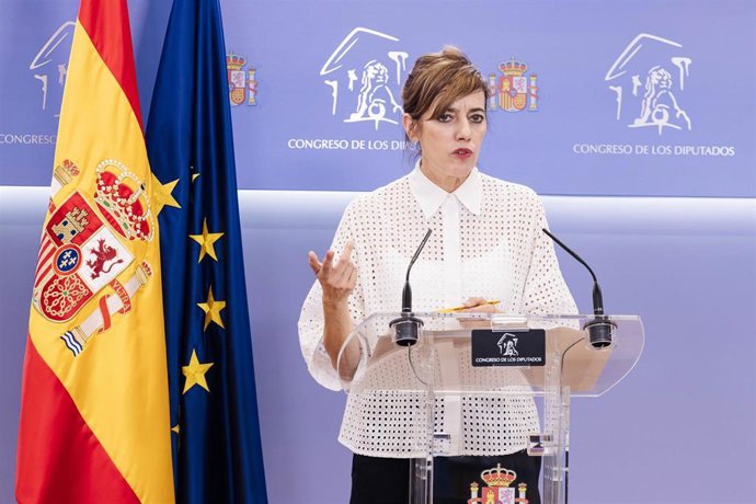 La portavoz parlamentaria de Sumar, Marta Lois, durante una rueda de prensa posterior a la reunión de la Junta de Portavoces, en el Congreso de los Diputados, a 14 de septiembre de 2023, en Madrid (España).