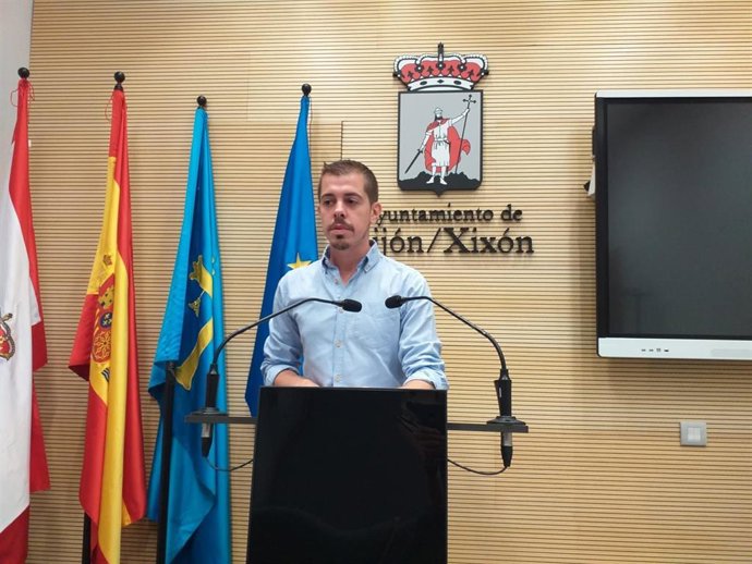 El portavoz de IU - Más País - IAS en el Ayuntamiento de Gijón, Javier Suárez Llana, en rueda de prensa en el Consistorio gijonés.