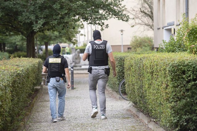 19 September 2023, Berlin: Police forces raid a neo-Nazi group in Berlin's Alt-Hohenschoenhausen district. German Interior Minister Faeser has banned the right-wing extremist association "Hammerskins Germany" as well as its regional offshoots and the sub-