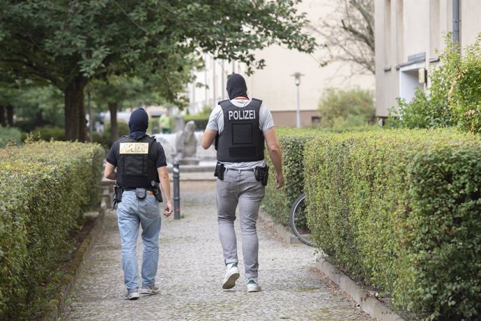 19 September 2023, Berlin: Police forces raid a neo-Nazi group in Berlin's Alt-Hohenschoenhausen district. German Interior Minister Faeser has banned the right-wing extremist association "Hammerskins Germany" as well as its regional offshoots and the su