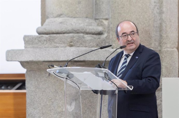 El ministro de Cultura y Deporte, Miquel Iceta, interviene durante la entrega del VIII Premio Luso-Español de Arte y Cultura, en el Claustro de los Jerónimos del Museo Nacional del Prado, a 13 de septiembre de 2023, en Madrid (España). El Premio Luso-Es