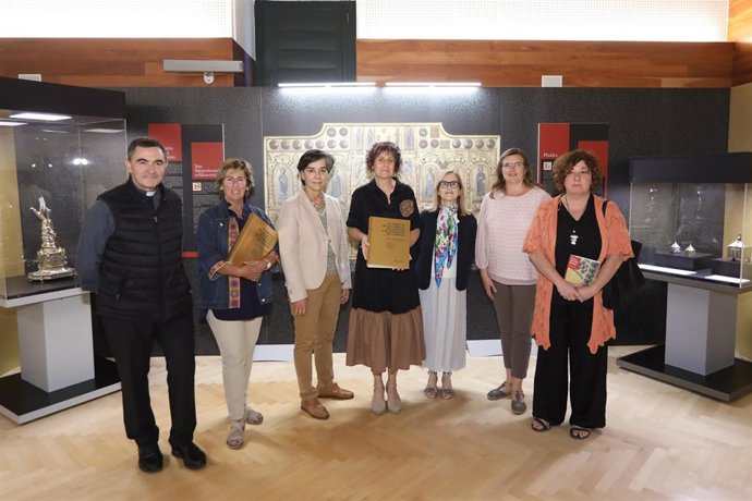 La consejera Esnaola, en la presentación del libro 'El frontal de San Miguel de Excelsis y sus esmaltes de Limoges'.