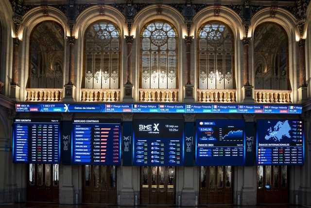 Valores económicos en paneles en el Palacio de la Bolsa, a 18 de septiembre de 2023, en Madrid (España). 