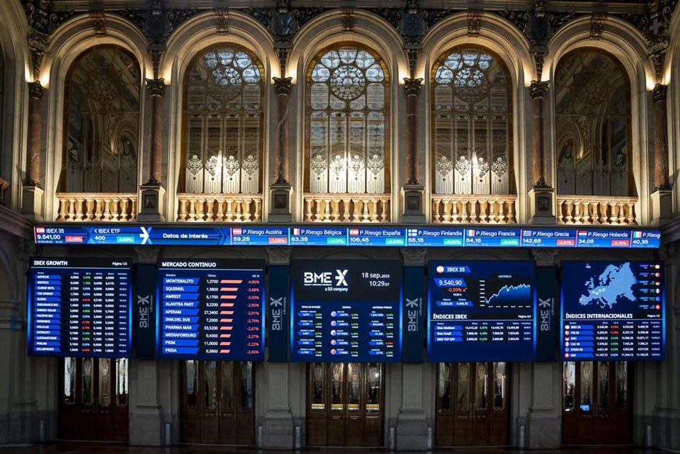 Valores económicos en paneles en el Palacio de la Bolsa, a 18 de septiembre de 2023, en Madrid (España). 