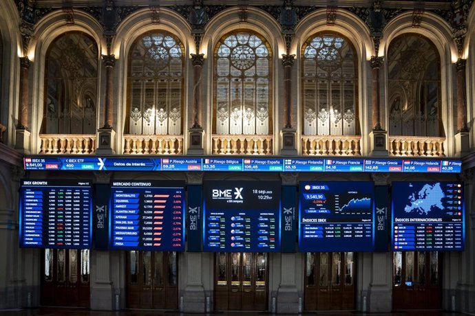 Valores económicos en paneles en el Palacio de la Bolsa, a 18 de septiembre de 2023, en Madrid (España). El Ibex 35 ha iniciado la primera sesión de la semana con un descenso del 0,11%, lo que ha llevado al selectivo a mantener la cota de los 9.500 ente