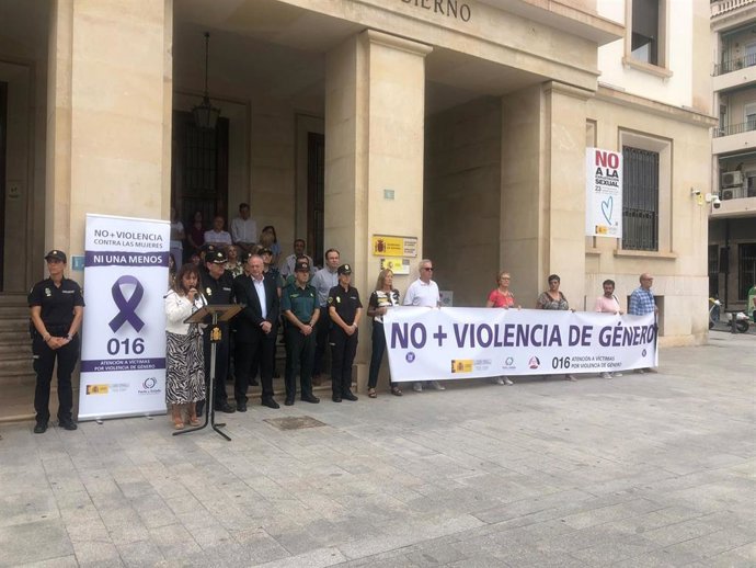 Concentración contra la violencia de género ante la Subdelegación del Gobierno en Alicante