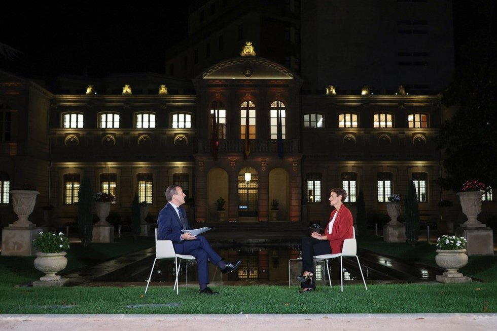 La presidenta del Gobierno de Navarra, María Chivite, en una entrevista con el periodista Roberto Cámara en Navarra Televisión.