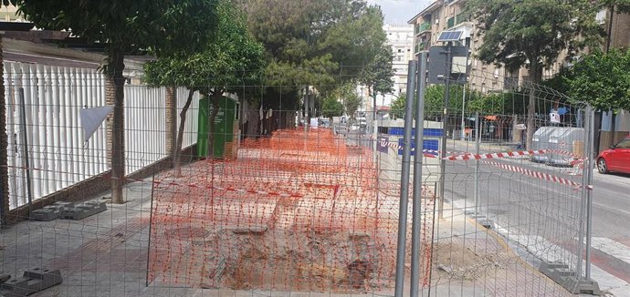 Trabajos encaminados a la instalación de toldos en la avenida de Palomares, junto a la plaza del Auditorio de San Juan de Aznalfarache.