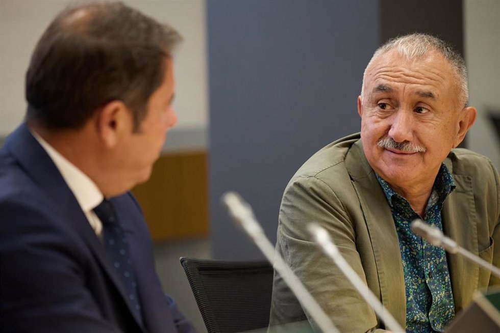 El presidente de Cepyme, Gerardo Cuerva (i), y el secretario general de UGT, Pepe Álvarez (d), conversan durante las jornadas de Cepyme sobre 'El reto de las vacantes en España', a 10 de septiembre de 2023, en Madrid (España). 