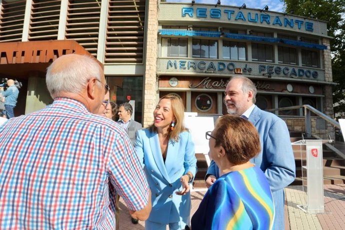 La alcaldesa de Zaragoza, Natalia Chueca, acompañada por el consejero municipal de Participación Ciudadana, Alfonso Mendoza, saluda a los vecinos delante del antiguo Mercado del Pescado, en Delicias