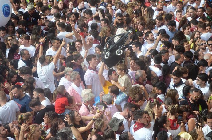 Miles de personas en la plaza del ayuntamiento de Logroño durante el lanzamiento del cohete con el que se inician las fiestas de San Mateo y 66 Vendimia Riojana, en la plaza del Ayuntamiento, a 16 de septiembre de 2023, en Logroño, La Rioja (España). 