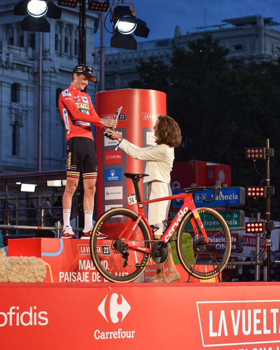 Elodie Perthuisot, directora ejecutiva de Carrefour España, entrega el maillot rojo como ganador de La Vuelta a España de 2023 al estadounidense Sepp Kuss, del equipo Jumbo-Visma.