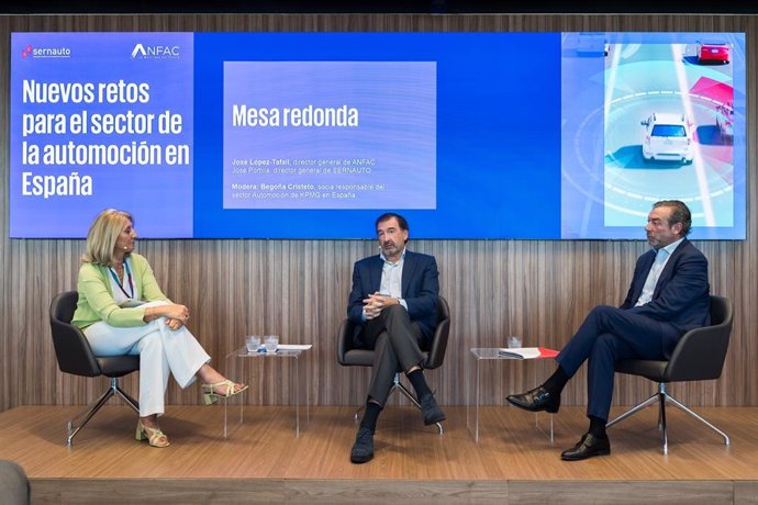 Begoña Cristeto (KPMG), José López-Tafall (Anfac) y José Portilla (Sernauto), durante la presentación del informe "Nuevos retos del sector de la automoción en España".