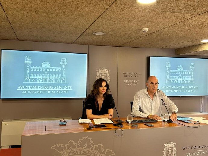 Imagen de los coportavoces del equipo de gobierno del Ayuntamiento de Alicante Ana Poquet y Manuel Villar.