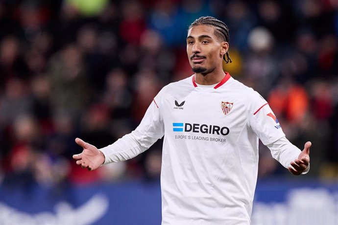 Archivo - Loic Bade of Sevilla FC reacts during the Copa Del Rey Quarter Final match between CA Osasuna and Sevilla FC at El Sadar  on January 25, 2023, in Pamplona, Spain.