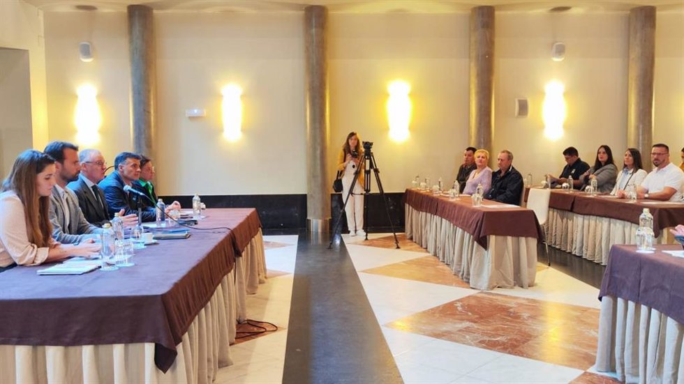 El portavoz parlamentario del PP de Asturias, Diego Canga, participa en una reunión con alcaldes y concejales del PP en el Suroccidente de la región.