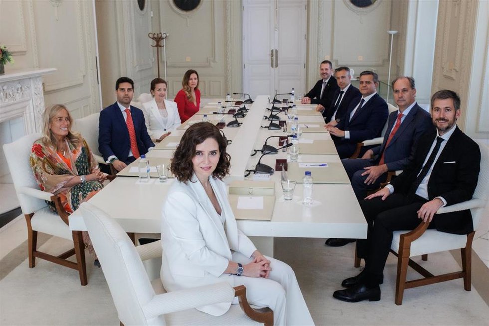 Archivo - (I-D) La presidenta de la Comunidad de Madrid, Isabel Díaz Ayuso, preside el Consejo de Gobierno de la Comunidad de Madrid en la XIII legislatura tras la toma de posesión de los consejeros, en la Real Casa de Correos, a 26 de junio de 2023, en