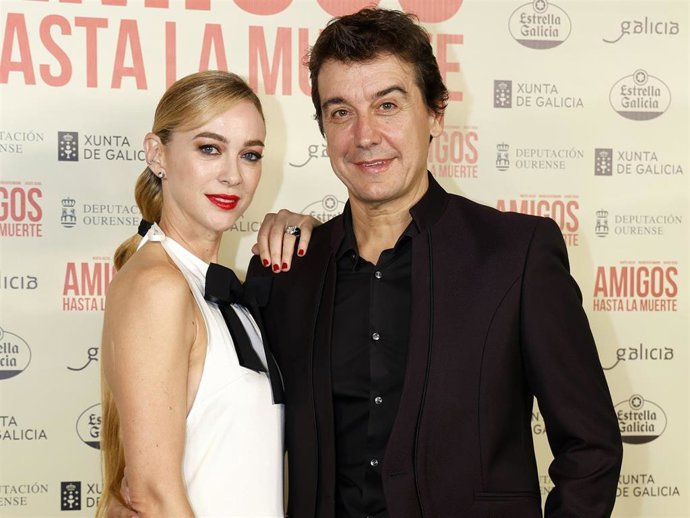 Javier Veiga y Marta Hazas durante el estreno de su nueva película  Amigos hasta la muerte"