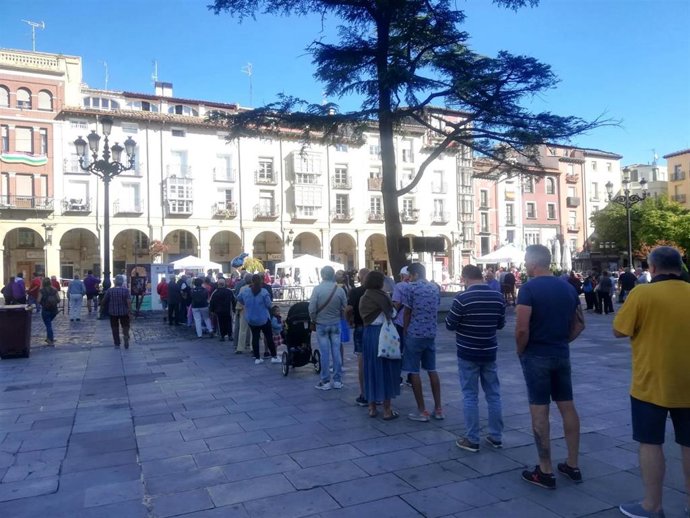 Logroñoses hacen cola esta mañana para participar en la Semana Gastronómica de los Sanmateos 2023