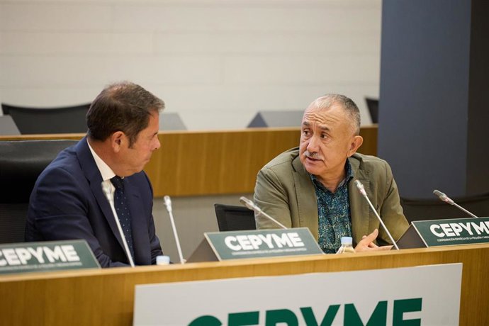 El presidente de Cepyme, Gerardo Cuerva (i), y el secretario general de UGT, Pepe Álvarez (d), conversan durante las jornadas de Cepyme sobre 'El reto de las vacantes en España', a 10 de septiembre de 2023, en Madrid (España).