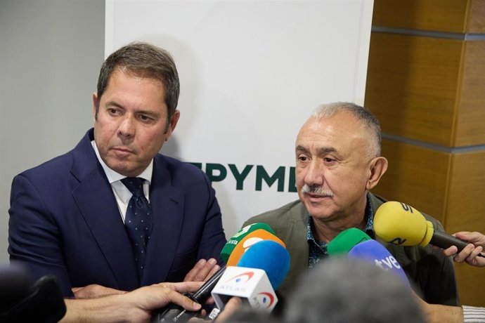 El presidente de Cepyme, Gerardo Cuerva (izda), y el secretario general de UGT, Pepe Álvarez, atienden a los medios en un acto de Cepyme sobre las vacantes laborales en España