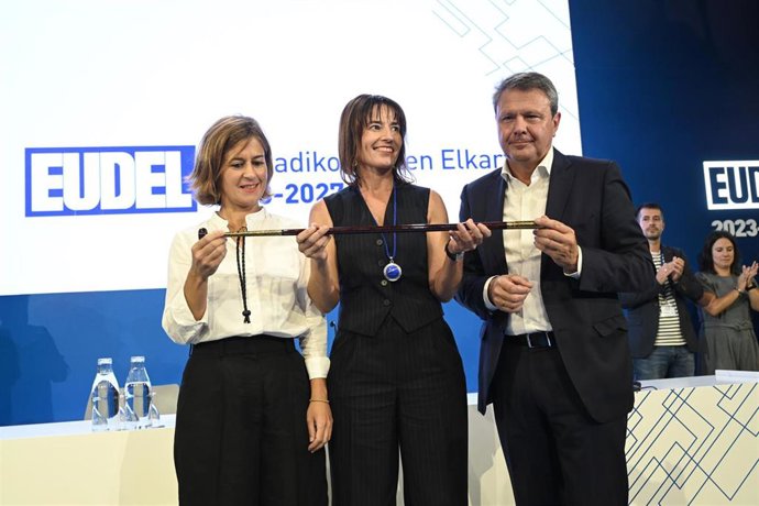 La vicepresidenta de Eudel, Nagore Alkorta, la presidenta de Eudel, Esther Apraiz, y el vicepresidente de la entidad, José Antonio Santano