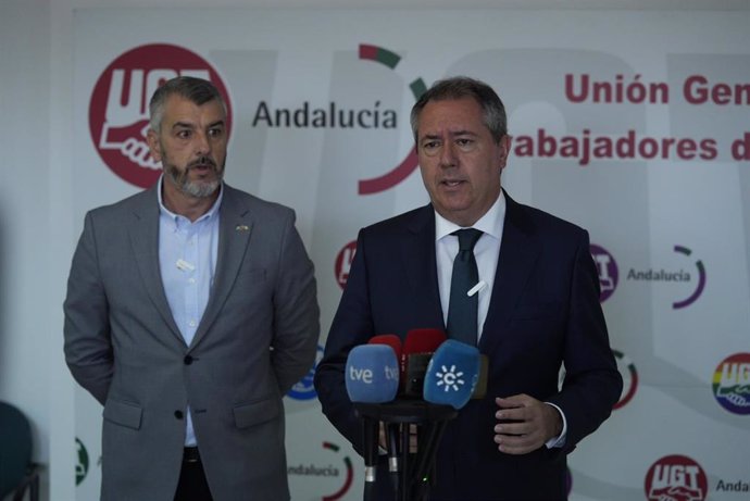 El secretario general del PSOE-A, Juan Espadas, atiende a los medios junto al secretario general de UGT-A, Óskar Martín.