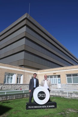El consejero de Industria y de Transición Ecológica y Digital Empresarial del Gobierno de Navarra, Mikel Irujo (i), y el de Universidades, Innovación y Transición Digital, Juan Cruz Cigudosa, presentan la primera edición de los Premios IRIS.