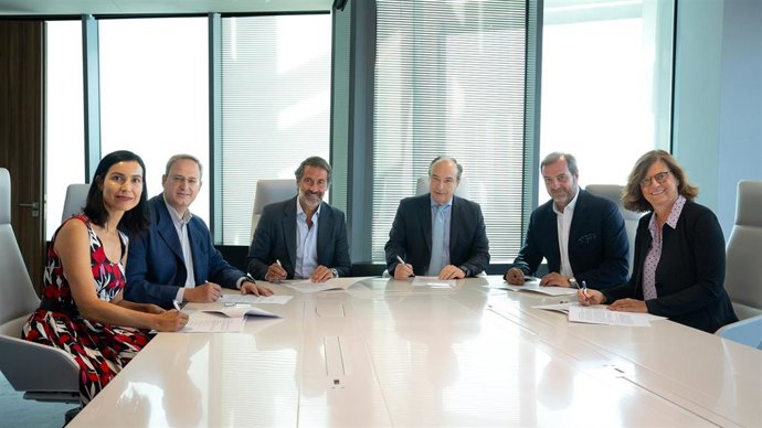 Archivo - Firma del acuerdo de la iniciativa Nodo Talento impulsada por la CEOE, la Fundación Telefónica, KPMG, LinkedIn, Microsoft y Universia