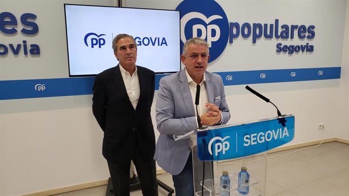 El vicesecretario de Organización del PP Segovia, José María Bravo (hablando) y el senador Juan José Sanz Vitorio