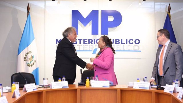 El secretario general de la OEA, Luis Almagro, y la fiscal general de Guatemala, Consuelo Porras