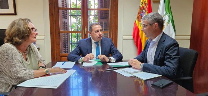 De izquierda a derecha, la delegada territorial de Salud, Regina Serrano; el delegado del Gobierno de la Junta en Sevilla, Ricardo Sánchez; y el alcalde de Valencina de la Concepción, Ramón Peña.
