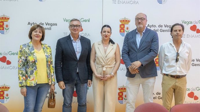 El portavoz del Grupo Parlamentario de Vox en el Parlamento de Andalucía, Manuel Gavira, visita Vegas del Genil.